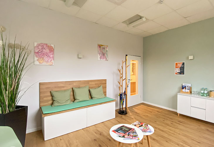 Ein Einblick in den Wartebereich der Dentharmonie in Jülich.